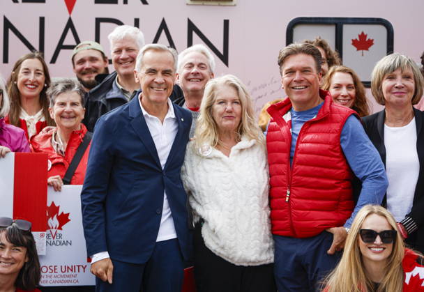 September 11, 2026, Banff, Ab, CANADA: Prime Minister Mark Carney, centre left, volunteer Fran Milburn, centre, and Forever Canadian founder Thomas Lukaszuk, centre right, pose for a group photo with volunteers following a cabinet retreat in Banff, Alta., Friday, Sept. 11, 2026. Banff CANADA  - ZUMAc35_ 20260911_zaf_c35_118 Copyright: xJeffxMcintoshx