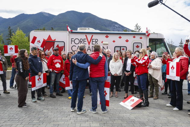 September 11, 2026, Banff, Ab, CANADA: Prime Minister Mark Carney, centre left, and Forever Canadian founder Thomas Lukaszuk, centre right, stand arm in arm as volunteers sing O Canada following a cabinet retreat in Banff, Alta., Friday, Sept. 11, 2026. Banff CANADA  - ZUMAc35_ 20260911_zaf_c35_119 Copyright: xJeffxMcintoshx