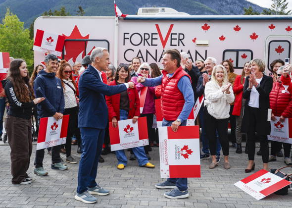 September 11, 2026, Banff, Ab, CANADA: Prime Minister Mark Carney, centre left, and Forever Canadian founder Thomas Lukaszuk, centre right, bump fists after posing for a group photo with volunteers following a cabinet retreat in Banff, Alta., Friday, Sept. 11, 2026. Banff CANADA  - ZUMAc35_ 20260911_zaf_c35_127 Copyright: xJeffxMcintoshx