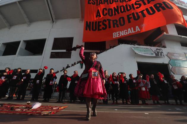 Santiago, September 11, 2026. On Friday afternoon, groups of people gathered at the National Stadium to remember their loved ones, who had been taken there after it was converted into a detention center. Carlos Santibánez Aton Chile, Aton 1189693  Copyright: CARLOSxSANTIBANEZ ATONxCHILE