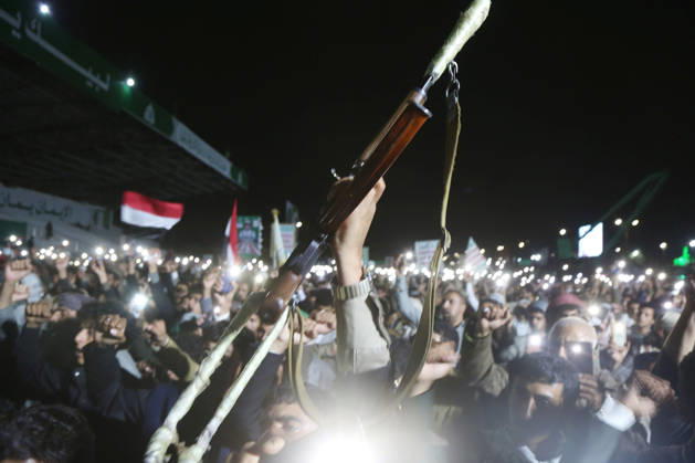 News Bilder des Tages #2 (260912) -- SANAA, Sept. 12, 2026 -- Yemenis who support the Houthi group shout slogans during a night rally, showing support for control of the Mocha port region, at Al-Saben Square in Sanaa, Yemen, on Sep. 11, 2026. Yemen s Houthi group seized Yemen s entire western coast and pushed its offensive beyond the strategic Bab al-Mandab Strait into the southern province of Lahj on Friday, firing ballistic missiles at retreating government forces, government and military officials said. The advance followed the Houthis Thursday capture of Mocha, a strategic Red Sea port city in southwestern Yemen. (Photo by Xinhua) YEMEN-SANAA-RALLY-HOUTHI GROUP-SUPPORT MohammedxMohammed
