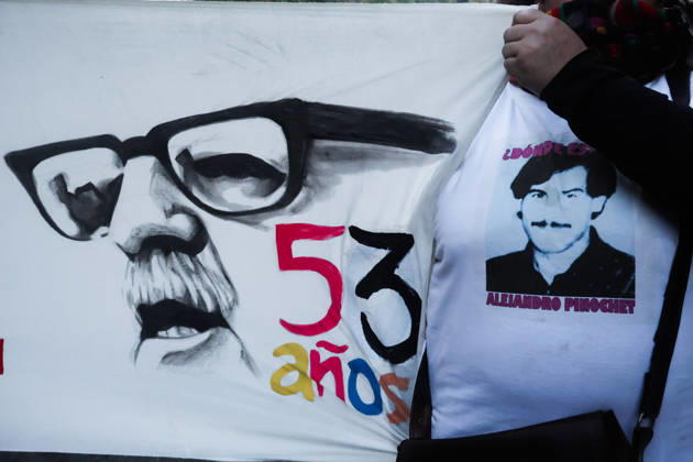 Demonstration march in commemoration of the 53rd anniversary of the coup d Ètat in ValparaÌso, Chile - 9 Sept 2026 A protester holds a canvas bearing Allende s face and wears a T-shirt depicting a victim of forced disappearance during a demonstration march commemorating the 53rd anniversary of the coup d Ètat in ValparaÌso. Valparaiso Chile Copyright: xCristobalxBasaurexArayax xSOPAxImagesx aFoto-2