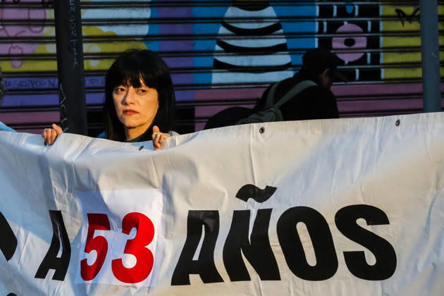 Demonstration march in commemoration of the 53rd anniversary of the coup d Ètat in ValparaÌso, Chile - 9 Sept 2026 A protester holds a banner expressing her opinion during a demonstration march commemorating the 53rd anniversary of the coup d Ètat in ValparaÌso. Valparaiso Chile Copyright: xCristobalxBasaurexArayax xSOPAxImagesx aFoto-4