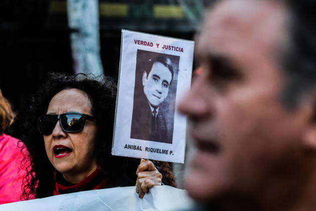 Demonstration march in commemoration of the 53rd anniversary of the coup d Ètat in ValparaÌso, Chile - 9 Sept 2026 A protester holds a placard featuring a victim of forced disappearance during a demonstration march commemorating the 53rd anniversary of the coup d Ètat in ValparaÌso. Valparaiso Chile Copyright: xCristobalxBasaurexArayax xSOPAxImagesx aFoto-5