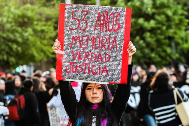 Demonstration march in commemoration of the 53rd anniversary of the coup d Ètat in ValparaÌso, Chile - 9 Sept 2026 A protester holds a placard expressing her opinion during a demonstration march commemorating the 53rd anniversary of the coup d Ètat in ValparaÌso. Valparaiso Chile Copyright: xCristobalxBasaurexArayax xSOPAxImagesx aFoto-8