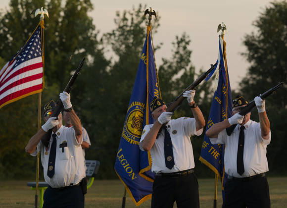News Bilder des Tages #2 September 11, 2026, South Sioux City, Nebraska, USA: A 21-gun salute is given during the Siouxland Freedom Parkâ€⠢s 911 remembrance service and a retiring of U.S. flags Friday, Sept. 11, 2026 in South Sioux City, NE. American Legion Posts 175, 307, 97 of Jackson, South Sioux City and Homer, NE and posts 662 and 291 of Sergeant Bluff and Pierson, Iowa, along with the Veterans of Foreign Wars of South Sioux City participated in the Honor Guard. South Sioux City USA - ZUMAm41_ 20260911_zaf_m41_005 Copyright: xJerryxMennengax