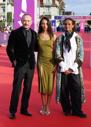 Vincent Perez, Karine Silla, and their daughter Tess Perez on the red carpet at the 52nd Deauville American Film Festival on September 11, 2026. Denis Guignebourg, Bestimage. Red carpet at the 52nd Deauville American Film Festival on September 11, 2026, Deauville, France Copyright: xDenisxGuignebourgx xBestimagexDenisxGuignebourgx xBestimagex