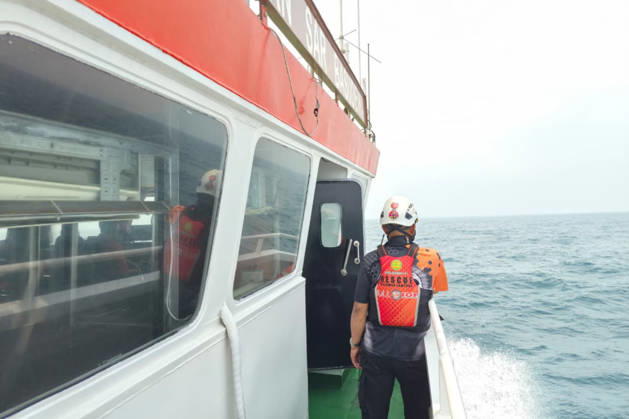 Search continues for 8 missing near Indonesia s Anak Krakatau volcano PANDEGLANG, INDONESIA - SEPTEMBER 12: (----EDITORIAL USE ONLY - MANDATORY CREDIT - INDONESIAN NATIONAL SEARCH AND RESCUE AGENCY (BASARNAS) HANDOUT - NO MARKETING NO ADVERTISING CAMPAIGNS - DISTRIBUTED AS A SERVICE TO CLIENTS----) Search and rescue teams are deployed for a fifth consecutive day to locate eight people, including five journalists, who went missing after traveling to the area to cover a volcanic eruption in Indonesia, on September 12, 2026. Although the intense eruptions at Anak Krakatau have subsided, volcanic activity continues on the island. An eruption on September 6 sent volcanic ash up to 6,000 meters (19,685 feet) over Java and as high as 15,000 me  Copyright: x2026xAnadoluxBASARNASx xHandoutx