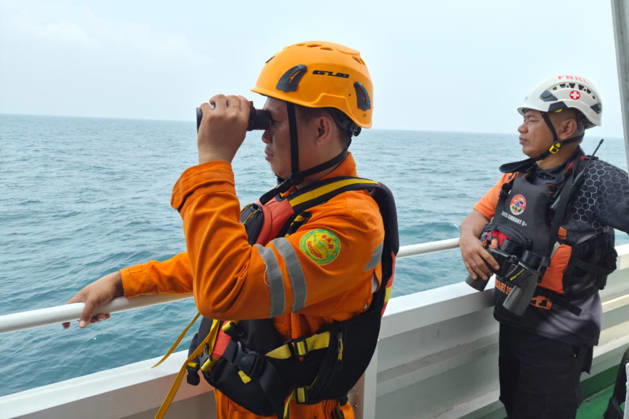 Search continues for 8 missing near Indonesia s Anak Krakatau volcano PANDEGLANG, INDONESIA - SEPTEMBER 12: (----EDITORIAL USE ONLY - MANDATORY CREDIT - INDONESIAN NATIONAL SEARCH AND RESCUE AGENCY (BASARNAS) HANDOUT - NO MARKETING NO ADVERTISING CAMPAIGNS - DISTRIBUTED AS A SERVICE TO CLIENTS----) Search and rescue teams are deployed for a fifth consecutive day to locate eight people, including five journalists, who went missing after traveling to the area to cover a volcanic eruption in Indonesia, on September 12, 2026. Although the intense eruptions at Anak Krakatau have subsided, volcanic activity continues on the island. An eruption on September 6 sent volcanic ash up to 6,000 meters (19,685 feet) over Java and as high as 15,000 me  Copyright: x2026xAnadoluxBASARNASx xHandoutx