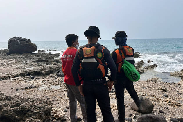 Search continues for 8 missing near Indonesia s Anak Krakatau volcano PANDEGLANG, INDONESIA - SEPTEMBER 12: (----EDITORIAL USE ONLY - MANDATORY CREDIT - INDONESIAN NATIONAL SEARCH AND RESCUE AGENCY (BASARNAS) HANDOUT - NO MARKETING NO ADVERTISING CAMPAIGNS - DISTRIBUTED AS A SERVICE TO CLIENTS----) Search and rescue teams are deployed for a fifth consecutive day to locate eight people, including five journalists, who went missing after traveling to the area to cover a volcanic eruption in Indonesia, on September 12, 2026. Although the intense eruptions at Anak Krakatau have subsided, volcanic activity continues on the island. An eruption on September 6 sent volcanic ash up to 6,000 meters (19,685 feet) over Java and as high as 15,000 me  Copyright: x2026xAnadoluxBASARNASx xHandoutx