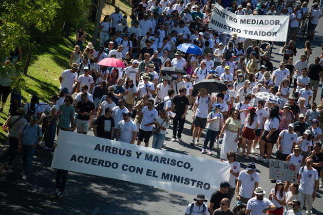 Airbus Workers Protest in Madrid Numerous people carry a banner reading Airbus and Seafood: An Agreement with the Minister during a protest by Airbus employees on September 12, 2026, in Madrid, Spain. The march proceeded from Plaza de Colón to the headquarters of the Ministry of Industry and included employees from work sites in Madrid, Seville, Albacete, Toledo, and Cádiz. SEPTEMBER 12, 2026 Fernando Sá Madrid, Spain  Copyright: xFernandoxSanchezx 7768405