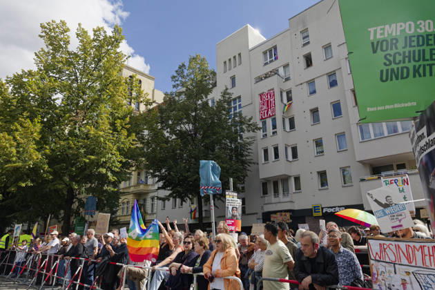 Neighborhood Protests Against AfD Campaign Rally September 12, 2026, Germany, Berlin Residents of the neighborhood around Klausenerplatz in Berlin s Charlottenburg district are protesting against an AfD campaign rally