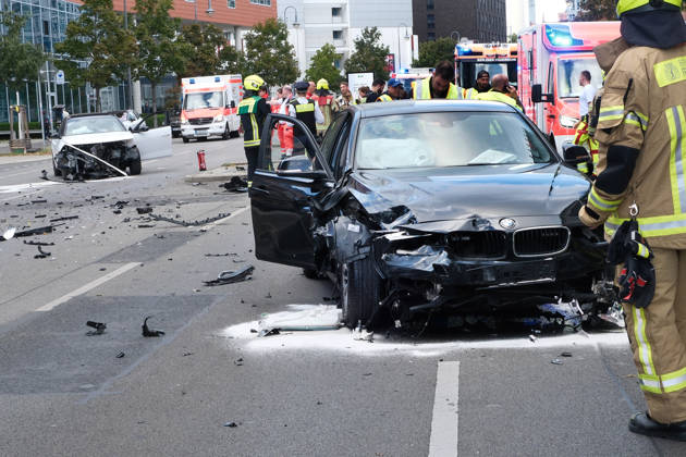 September 12, 2026, Berlin, Germany A serious accident resulting in three injuries occurred on Saturday afternoon when a police unmarked vehicle collided with a passenger car at the intersection of Axel-Springer-Strasse and Schuetzenstrasse. The police are investigating.