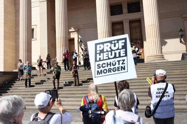 The band Kama Orchestra performs during a demonstration calling for the Federal Constitutional Court to review far-right parties, Alter Markt, Potsdam, September 12, 2026. Protest demonstration in Potsdam