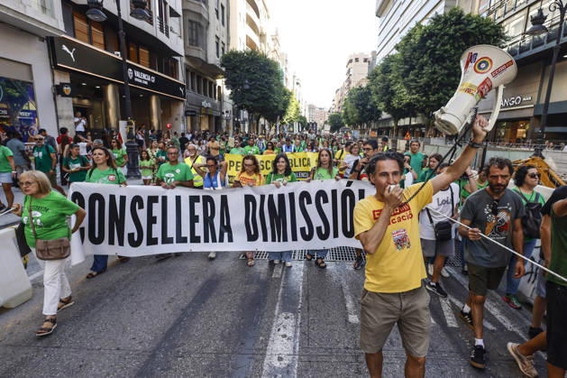 Protest in Valencia for the Dignity of Public Schools: Dozens of people participate in a protest for the dignity of public schools on September 12, 2026, in Valencia, Valencian Community, Spain. The protest, organized by the Plataforma per l’Ensenyament Públic, revives demands that remained unresolved following last school year’s teachers’ strike: lower class sizes, improved salaries and working conditions for teachers, more resources and staff to support students, greater investment in public education, and the repeal of the so-called educational freedom law, which the organizers consider detrimental to education in Valencian. SEPTEMBER 12, 2026 EDUCATION PUBLIC SCHOOLS DEMONSTRATION PROTEST Valencia Valencian Community Valencia Valenci Copyright: xRoberxSolsonax 7769363