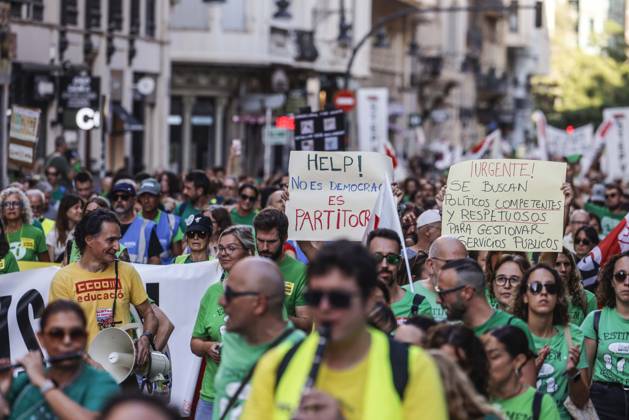Protest in Valencia for the Dignity of Public Schools: Dozens of people participate in a protest for the dignity of public schools on September 12, 2026, in Valencia, Valencian Community, Spain. The protest, organized by the Plataforma per l’Ensenyament Públic, revisits demands that remained unresolved after last school year’s teachers’ strike: lower class sizes, improved salaries and working conditions for teachers, more resources and staff to support students, greater investment in public education, and the repeal of the so-called educational freedom law, which the organizers consider detrimental to education in Valencian SEPTEMBER 12, 2026 EDUCATION PUBLIC SCHOOLS PROTEST VALENCIA VALENCIAN COMMUNITY VALENCIA VALENCIAN COMMUNITY SPAIN Copyright: xRoberxSolsonax 7769360