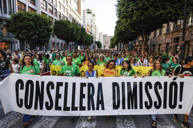 Protest in Valencia for the Dignity of Public Schools: Dozens of people participate in a protest for the dignity of public schools on September 12, 2026, in Valencia, Valencian Community, Spain. The protest, organized by the Plataforma per l’Ensenyament Públic, revisits demands that remained unresolved after last school year’s teachers’ strike: lower class sizes, improved salaries and working conditions for teachers, more resources and staff to support students, greater investment in public education, and the repeal of the so-called educational freedom law, which the organizers consider detrimental to education in Valencian SEPTEMBER 12, 2026 EDUCATION PUBLIC SCHOOLS PROTEST VALENCIA VALENCIAN COMMUNITY VALENCIA VALENCIAN COMMUNITY SPAIN Copyright: xRoberxSolsonax 7769361