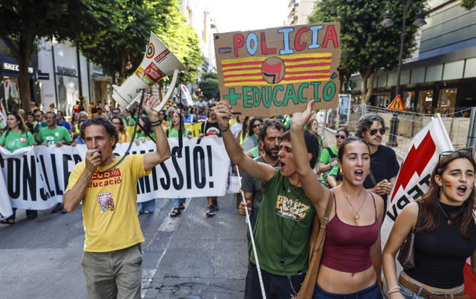 Protest in Valencia for the Dignity of Public Schools: Dozens of people participate in a protest for the dignity of public schools on September 12, 2026, in Valencia, Valencian Community, Spain. The protest, organized by the Plataforma per l’Ensenyament Públic, revisits demands that remained unresolved after last school year’s teachers’ strike: lower class sizes, improved salaries and working conditions for teachers, more resources and staff to support students, greater investment in public education, and the repeal of the so-called educational freedom law, which the organizers consider detrimental to education in Valencian SEPTEMBER 12, 2026 EDUCATION PUBLIC SCHOOLS PROTEST VALENCIA VALENCIAN COMMUNITY VALENCIA VALENCIAN COMMUNITY SPAIN Copyright: xRoberxSolsonax 7769362