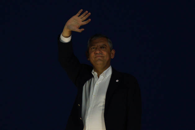 September 12, 2026, Uskudar, Istanbul, Turkey: Ozgur Ozel, leader of main opposition New Party, gestures during a rally to protest the annulment and re-run of the election for the Deputy Mayor of Uskudar, which took place following the arrest of Uskudar Mayor Sinem Dedetas in Istanbul, Turkey on September 12, 2026. Uskudar Turkey - ZUMAu194 20260912_zip_u194_001 Copyright: xTolgaxUluturkx