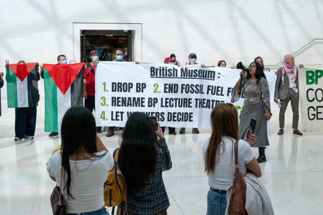 Palestine supporters protest British Museum sponsorship with BP in London - 12 Sep 2026 Museum visitors watch protesters chant slogans during a demonstration. Palestine supporters from Energy Embargo for Palestine occupied the Great Court of the British Museum during a protest calling on the museum to end its sponsorship partnership with BP. The activists also criticised the museum s reported £5 million sponsorship from billionaire Igor Tulchinsky for its Bayeux Tapestry exhibition, citing reported links between his business interests and Israeli defence technology. London United Kingdom Copyright: xAndreaxDomeniconix xSOPAxImagesx ADOMENICONI_BRITISH_MUSEUM_Z62_5913
