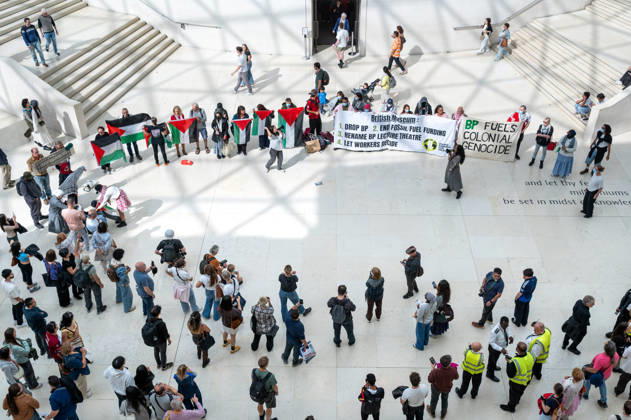 Palestine supporters protest British Museum sponsorship with BP in London - 12 Sep 2026 Museum visitors watch protesters chant slogans during a demonstration. Palestine supporters from Energy Embargo for Palestine occupied the Great Court of the British Museum during a protest calling on the museum to end its sponsorship partnership with BP. The activists also criticised the museum s reported £5 million sponsorship from billionaire Igor Tulchinsky for its Bayeux Tapestry exhibition, citing reported links between his business interests and Israeli defence technology. London United Kingdom Copyright: xAndreaxDomeniconix xSOPAxImagesx ADOMENICONI_BRITISH_MUSEUM_Z62_5940