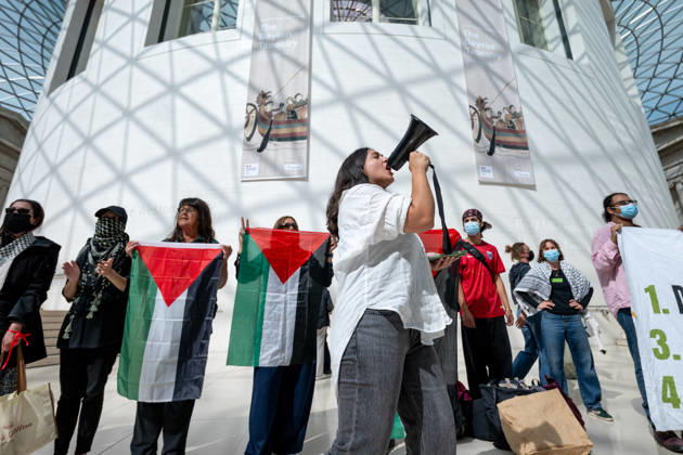 Palestine supporters protest British Museum sponsorship with BP in London - 12 Sep 2026 Protesters chant slogans during a demonstration. Palestine supporters from Energy Embargo for Palestine occupied the Great Court of the British Museum during a protest calling on the museum to end its sponsorship partnership with BP. The activists also criticised the museum s reported £5 million sponsorship from billionaire Igor Tulchinsky for its Bayeux Tapestry exhibition, citing reported links between his business interests and Israeli defence technology. London United Kingdom Copyright: xAndreaxDomeniconix xSOPAxImagesx ADOMENICONI_BRITISH_MUSEUM_Z63_4827
