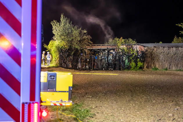 Hecke an Feldscheune in Flammen Feuerschein und Rauchwolke weithin sichtbar Alarmstufe mehrfach erhöht Feuerwehr verhindert Vollbrand in letzter Minute Löscheinsatz mit Schaumrohr und Atemschutz Am 12.09.2026 brannte gegen 22:00 Uhr am Ortsrand von Großostheim im Landkreis Aschaffenburg eine größere Hecke an einer Feldscheune. Das Feuer, zunächst als Kleinbrand gemeldet, breitete sich schnell aus, sodass die Alarmstufe mehrfach erhöht wurde. Der Feuerwehr gelang es in letzter Minute, einen Vollbrand der Scheune zu verhindern. Im Einsatz waren zwei Strahlrohre, ein Schaumrohr sowie ein Trupp unter Atemschutz. Die Wasserversorgung erfolgte zunächst über Tanklöschfahrzeuge, später über eine Schlauchleitung zu einem