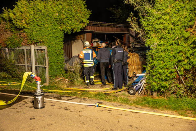 Hecke an Feldscheune in Flammen Feuerschein und Rauchwolke weithin sichtbar Alarmstufe mehrfach erhöht Feuerwehr verhindert Vollbrand in letzter Minute Löscheinsatz mit Schaumrohr und Atemschutz Am 12.09.2026 brannte gegen 22:00 Uhr am Ortsrand von Großostheim im Landkreis Aschaffenburg eine größere Hecke an einer Feldscheune. Das Feuer, zunächst als Kleinbrand gemeldet, breitete sich schnell aus, sodass die Alarmstufe mehrfach erhöht wurde. Der Feuerwehr gelang es in letzter Minute, einen Vollbrand der Scheune zu verhindern. Im Einsatz waren zwei Strahlrohre, ein Schaumrohr sowie ein Trupp unter Atemschutz. Die Wasserversorgung erfolgte zunächst über Tanklöschfahrzeuge, später über eine Schlauchleitung zu einem