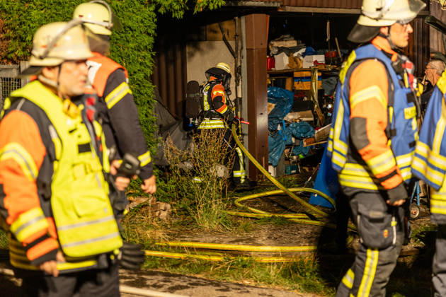 Hecke an Feldscheune in Flammen Feuerschein und Rauchwolke weithin sichtbar Alarmstufe mehrfach erhöht Feuerwehr verhindert Vollbrand in letzter Minute Löscheinsatz mit Schaumrohr und Atemschutz Am 12.09.2026 brannte gegen 22:00 Uhr am Ortsrand von Großostheim im Landkreis Aschaffenburg eine größere Hecke an einer Feldscheune. Das Feuer, zunächst als Kleinbrand gemeldet, breitete sich schnell aus, sodass die Alarmstufe mehrfach erhöht wurde. Der Feuerwehr gelang es in letzter Minute, einen Vollbrand der Scheune zu verhindern. Im Einsatz waren zwei Strahlrohre, ein Schaumrohr sowie ein Trupp unter Atemschutz. Die Wasserversorgung erfolgte zunächst über Tanklöschfahrzeuge, später über eine Schlauchleitung zu einem