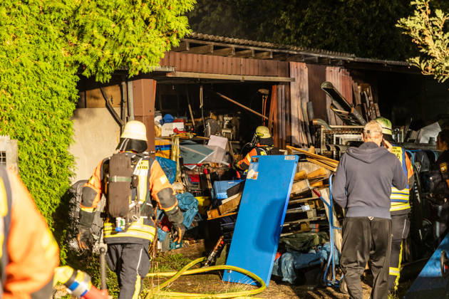 Hecke an Feldscheune in Flammen Feuerschein und Rauchwolke weithin sichtbar Alarmstufe mehrfach erhöht Feuerwehr verhindert Vollbrand in letzter Minute Löscheinsatz mit Schaumrohr und Atemschutz Am 12.09.2026 brannte gegen 22:00 Uhr am Ortsrand von Großostheim im Landkreis Aschaffenburg eine größere Hecke an einer Feldscheune. Das Feuer, zunächst als Kleinbrand gemeldet, breitete sich schnell aus, sodass die Alarmstufe mehrfach erhöht wurde. Der Feuerwehr gelang es in letzter Minute, einen Vollbrand der Scheune zu verhindern. Im Einsatz waren zwei Strahlrohre, ein Schaumrohr sowie ein Trupp unter Atemschutz. Die Wasserversorgung erfolgte zunächst über Tanklöschfahrzeuge, später über eine Schlauchleitung zu einem