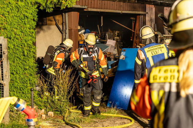 Hecke an Feldscheune in Flammen Feuerschein und Rauchwolke weithin sichtbar Alarmstufe mehrfach erhöht Feuerwehr verhindert Vollbrand in letzter Minute Löscheinsatz mit Schaumrohr und Atemschutz Am 12.09.2026 brannte gegen 22:00 Uhr am Ortsrand von Großostheim im Landkreis Aschaffenburg eine größere Hecke an einer Feldscheune. Das Feuer, zunächst als Kleinbrand gemeldet, breitete sich schnell aus, sodass die Alarmstufe mehrfach erhöht wurde. Der Feuerwehr gelang es in letzter Minute, einen Vollbrand der Scheune zu verhindern. Im Einsatz waren zwei Strahlrohre, ein Schaumrohr sowie ein Trupp unter Atemschutz. Die Wasserversorgung erfolgte zunächst über Tanklöschfahrzeuge, später über eine Schlauchleitung zu einem