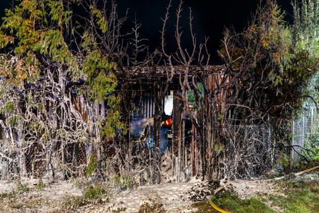 Hecke an Feldscheune in Flammen Feuerschein und Rauchwolke weithin sichtbar Alarmstufe mehrfach erhöht Feuerwehr verhindert Vollbrand in letzter Minute Löscheinsatz mit Schaumrohr und Atemschutz Am 12.09.2026 brannte gegen 22:00 Uhr am Ortsrand von Großostheim im Landkreis Aschaffenburg eine größere Hecke an einer Feldscheune. Das Feuer, zunächst als Kleinbrand gemeldet, breitete sich schnell aus, sodass die Alarmstufe mehrfach erhöht wurde. Der Feuerwehr gelang es in letzter Minute, einen Vollbrand der Scheune zu verhindern. Im Einsatz waren zwei Strahlrohre, ein Schaumrohr sowie ein Trupp unter Atemschutz. Die Wasserversorgung erfolgte zunächst über Tanklöschfahrzeuge, später über eine Schlauchleitung zu einem