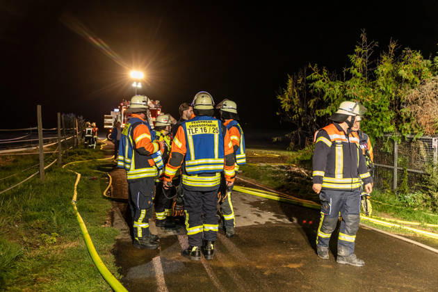 Hecke an Feldscheune in Flammen Feuerschein und Rauchwolke weithin sichtbar Alarmstufe mehrfach erhöht Feuerwehr verhindert Vollbrand in letzter Minute Löscheinsatz mit Schaumrohr und Atemschutz Am 12.09.2026 brannte gegen 22:00 Uhr am Ortsrand von Großostheim im Landkreis Aschaffenburg eine größere Hecke an einer Feldscheune. Das Feuer, zunächst als Kleinbrand gemeldet, breitete sich schnell aus, sodass die Alarmstufe mehrfach erhöht wurde. Der Feuerwehr gelang es in letzter Minute, einen Vollbrand der Scheune zu verhindern. Im Einsatz waren zwei Strahlrohre, ein Schaumrohr sowie ein Trupp unter Atemschutz. Die Wasserversorgung erfolgte zunächst über Tanklöschfahrzeuge, später über eine Schlauchleitung zu einem