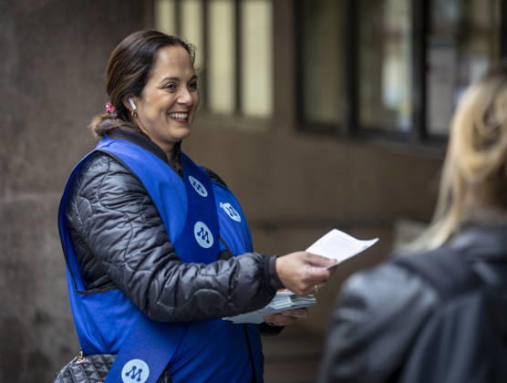MALMÖ, September 13, 2026: Vesna hands out ballots for the Moderate Party outside the polling place at City Hall in Malmö on Election Day, September 13, 2026. MALMÖ, SWEDEN x50090x  Copyright: xJohanxNilssonx xTTx RÖSTNING VALLOKAL VALDAGEN - VALET 2026 tv9a73XUUCQ