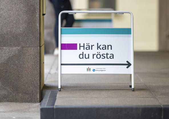 MALMÖ, September 13, 2026 Signs point the way as voting begins at the polling place at City Hall in Malmö on Election Day, September 13, 2026. MALMÖ, SWEDEN x50090x  Copyright: xJohanxNilssonx xTTx RÖSTNING VALLOKAL VALDAGEN - VALET 2026 wbiNsuVq_MY