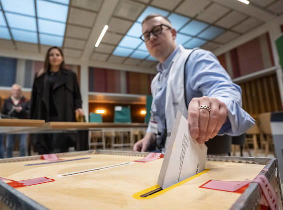 MALMÖ, September 13, 2026: Ballot envelopes containing the first votes are placed in the ballot box as voting begins at the polling place at City Hall in Malmö on Election Day, September 13, 2026. MALMÖ, SWEDEN x50090x  Copyright: xJohanxNilssonx xTTx RÖSTNING VALLOKAL VALDAGEN - VALET 2026 Z34-A7Ddzoo