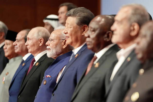 News Bilder des Tages September 13, 2026, New Delhi, India: Indian Prime Minister Narendra Modi, center, joins BRICS leaders, invitees and International Organization heads for a group photo during the expanded BRICS Summit at Bharat Mandapam, September 13, 2026 in New Delhi, India. Standing from left: Indonesian President Prabowo Subianto, Egyptian President Abdel Fattah el-Sisi, Russian President Vladimir Putin, Indian Prime Minister Narendra Modi, Chinese President Xi Jinping, South African President Cyril Ramaphosa and Iranian President Masoud Pezeshkian. New Delhi India - ZUMAp138 20260913_zaa_p138_004 Copyright: xPibxHandout PressxInformationx