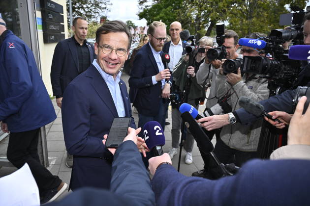 STRÄNGNÄS, SWEDEN 20260913 Prime Minister Ulf Kristersson (M) speaks with reporters as he leaves the polling station after casting his vote on Election Day at Kulturhuset Multeum in Strängnäs STRÄNGNÄS SWEDEN x10090x  Copyright: xClaudioxBresciani TTx STATSMINISTER ULF KRISTERSSON RÖSTAR I STRÄNGNÄS BCHcUztEw6I