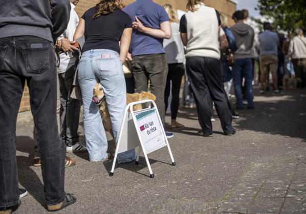 LOMMA, Sept. 13, 2026: Voters line up to cast their ballots in the Swedish general election at a polling station in a sports hall in Lomma, southern Sweden, on Sept. 13, 2026. LOMMA, SWEDEN x50090x  Copyright: xJohanxNilssonx xTTx SWEDEN GENERAL ELECTIONS 7Wr52V1eWBI