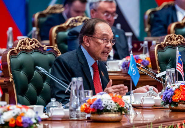 RECORD DATE NOT STATED Malaysia PM Anwar Ibrahim speaks before world leaders at the 18th BRICS Summit New Delhi, Sep 12 (ANI): Prime Minister of Malaysia, Anwar Ibrahim, speaks before world leaders at the 18th BRICS Summit at Bharat Mandapam, in New Delhi on Sunday. (@anwaribrahim X ANI Photo) NEW DELHI Delhi India Copyright: xANIx ANI_20260913133