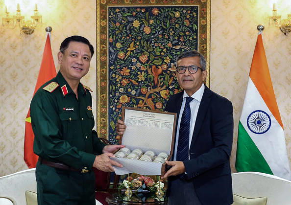 RECORD DATE NOT STATED Defence Secretary Rajesh Kumar Singh meets Vietnamese Deputy Minister of National Defence, Senior Lt Gen Nguyen Truong Thang New Delhi, Sep 13 (ANI): Defence Secretary Rajesh Kumar Singh meets Vietnamese Deputy Minister of National Defence, Senior Lt Gen Nguyen Truong Thang, on the sidelines of the BRICS Summit, in New Delhi on Sunday. (@SpokespersonMoD X ANI Photo) New Delhi Delhi India Copyright: xANIx ANI_20260913213