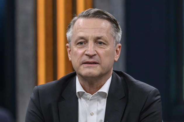 Pictured, from left: Nikolaus Blome, Head of the Politics and Society Department, RTL ntv, GER, Berlin, studio, guest on Caren Miosga’s political talk show, TV, program, Das Erste, from Studio 20 in Berlin-Adlershof, topic: After Saxony-Anhalt, Are the Reforms Now in Jeopardy? September 13, 2026, Copyright: HMBxMedia UwexKoch