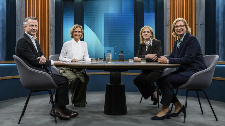 Pictured, from left: Nikolaus Blome, Head of the Politics and Society Department, RTL ntv; Caren Miosga; Karin Prien, Federal Minister of Education, Family, Senior Citizens, Women, and Youth, CDU; Anke Rehlinger, Minister-President of Saarland, SPD, GER, Berlin, studio, guest on Caren Miosga’s show, political talk show, TV, Copyright: HMBxMedia UwexKoch