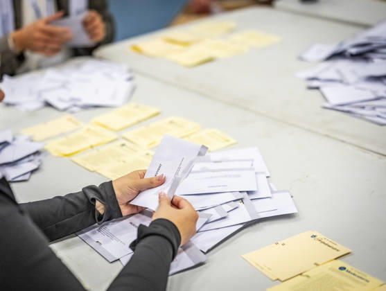 MALMÖ, September 13, 2026. Voting envelopes are opened as votes are counted at the polling station at Kockums Fritid in Malmö on Election Day, September 13, 2026. MALMÖ, SWEDEN ttexport x50090x  Copyright: xJohanxNilssonx xTTx SWEDEN GENERAL ELECTION e-AxkZiGKuw