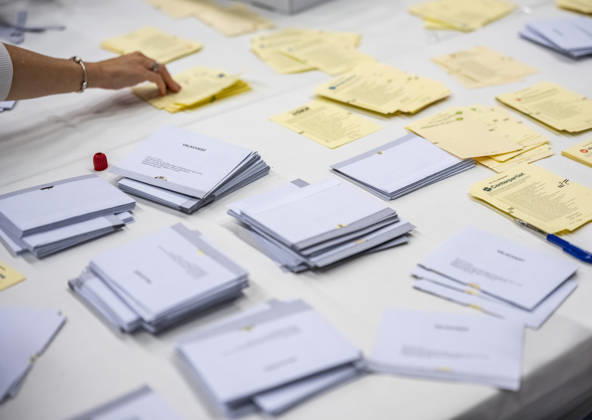 MALMÖ, September 13, 2026: Ballot envelopes are opened and votes are counted during the vote count at the polling place at Kockums Fritid in Malmö on Election Day, September 13, 2026. CITY, SWEDEN x50090x  Copyright: xJohanxNilssonx xTTx RÖSTRÄKNING - VALET 2026 Qb1RjQ65Zxs