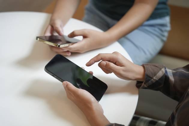 Freunde, die Smartphone benutzen, Handysüchtiger, der Zeit damit verbringt, soziale Medien zu überprüfen, Handytechnologie, Freundschaft, soziale Sucht Friends using smartphone mobile addict spending time checking social media cell telephone technology Friendship social addiction Copyright: imageBROKER SirijitxJongcharoenk ibxiqx18649080.jpg ,model released, Symbolfoto ,property released