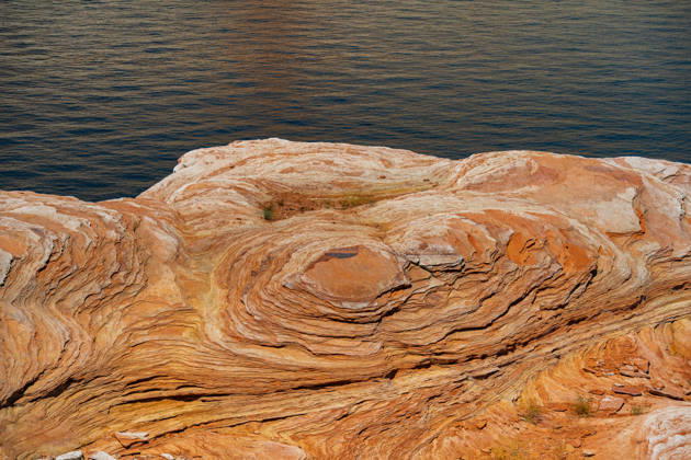 Creative Highlights World Eroded sandstone rock formations by a dark blue lake Page, Arizona, United States CR_WLCB260911A-2121132-01 ,model released, Symbolfoto ,property released