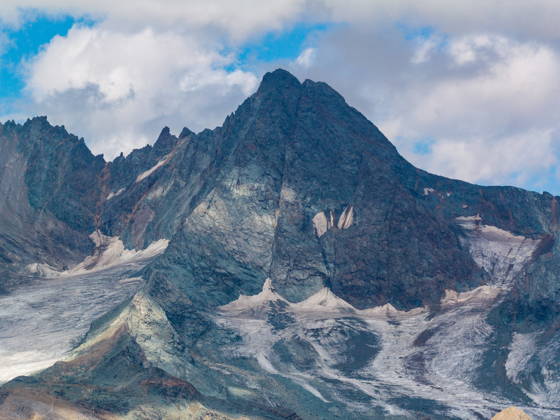 Creative Highlights World Kals am Grossglockner THEMENBILD - Der Gipfel des Großglockners zeigt sich wolkenfrei unter einem bewölkten Himmel, fotografiert am Montag den 8. September 2026 aus dem Kalser Ködnitztal. Im Fokus stehen das Ködnitzkees und auf der linken Seite das Teischnitzkees, welche durch den Bergrücken der Schere voneinander getrennt werden: Die Alpengletscher zeigen deutliche Spuren des Gletscherschwunds, verursacht durch hohe Temperaturen und minimalen Niederschlag im Frühjahr und Sommer 2026, was zu einem massiven Verlust an Eismasse führte The summit of the Grossglockner appears clear beneath a cloudy sky, photographed on Monday, September 8, 2026 from the Kalser Ködnitz Valley. The focus is on the Ködnitzkees and, on the left si  EP_gro