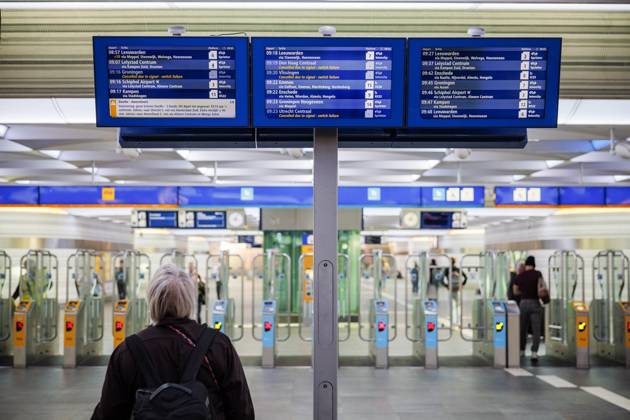 ZWOLLE - Passenger information at Zwolle station. No trains are running in parts of the country due to a disruption that originated at thirteen locations on the tracks in the Central Netherlands. VINCENT JANNINK ANP netherlands out - belgium out  Copyright: xx x568681563x originalFilename: 568681563.jpg
