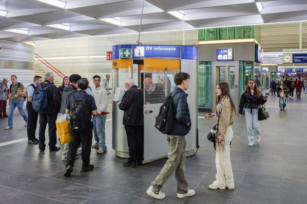 ZWOLLE - Passenger information at Zwolle station. No trains are running in parts of the country due to a disruption that originated at thirteen locations on the tracks in the Central Netherlands. VINCENT JANNINK ANP netherlands out - belgium out  Copyright: xx x568682929x originalFilename: 568682929.jpg